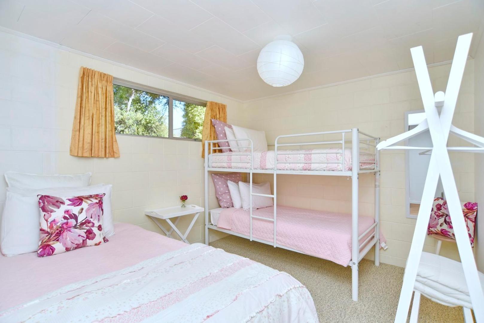Akaroa Harbour View - Christchurch Holiday Homes ภายนอก รูปภาพ
